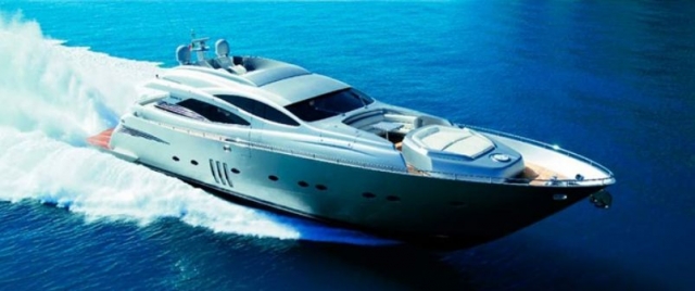 yacht che naviga in mare ad alta velocità 